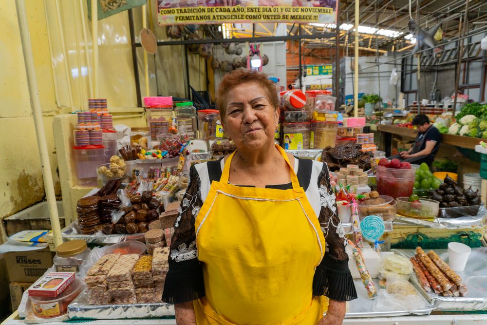 Comerciante sonriendo en su puesto del mercado
