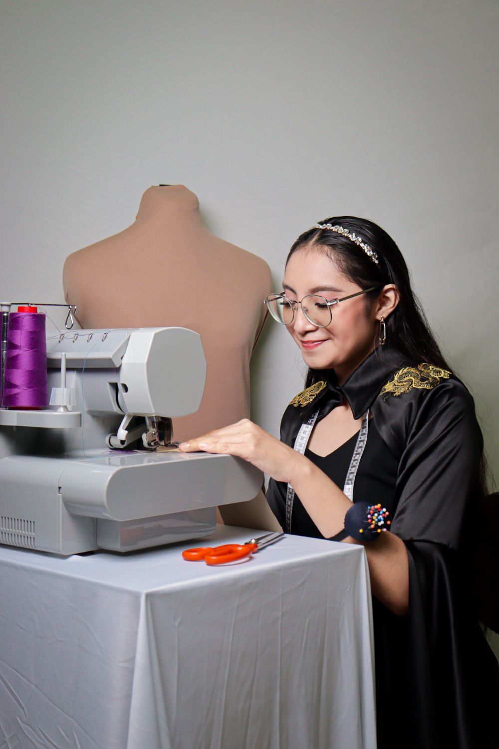 Costurera sonriendo en su taller de confección