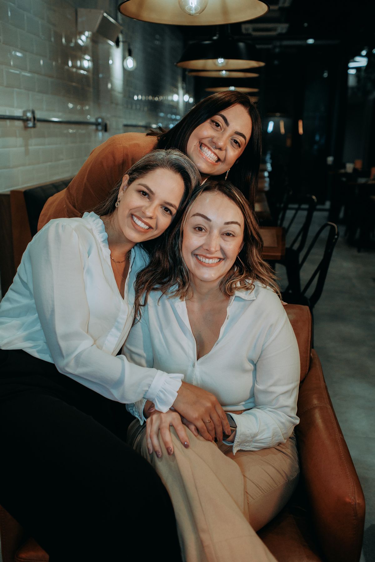 Dos clientas sonriendo juntas