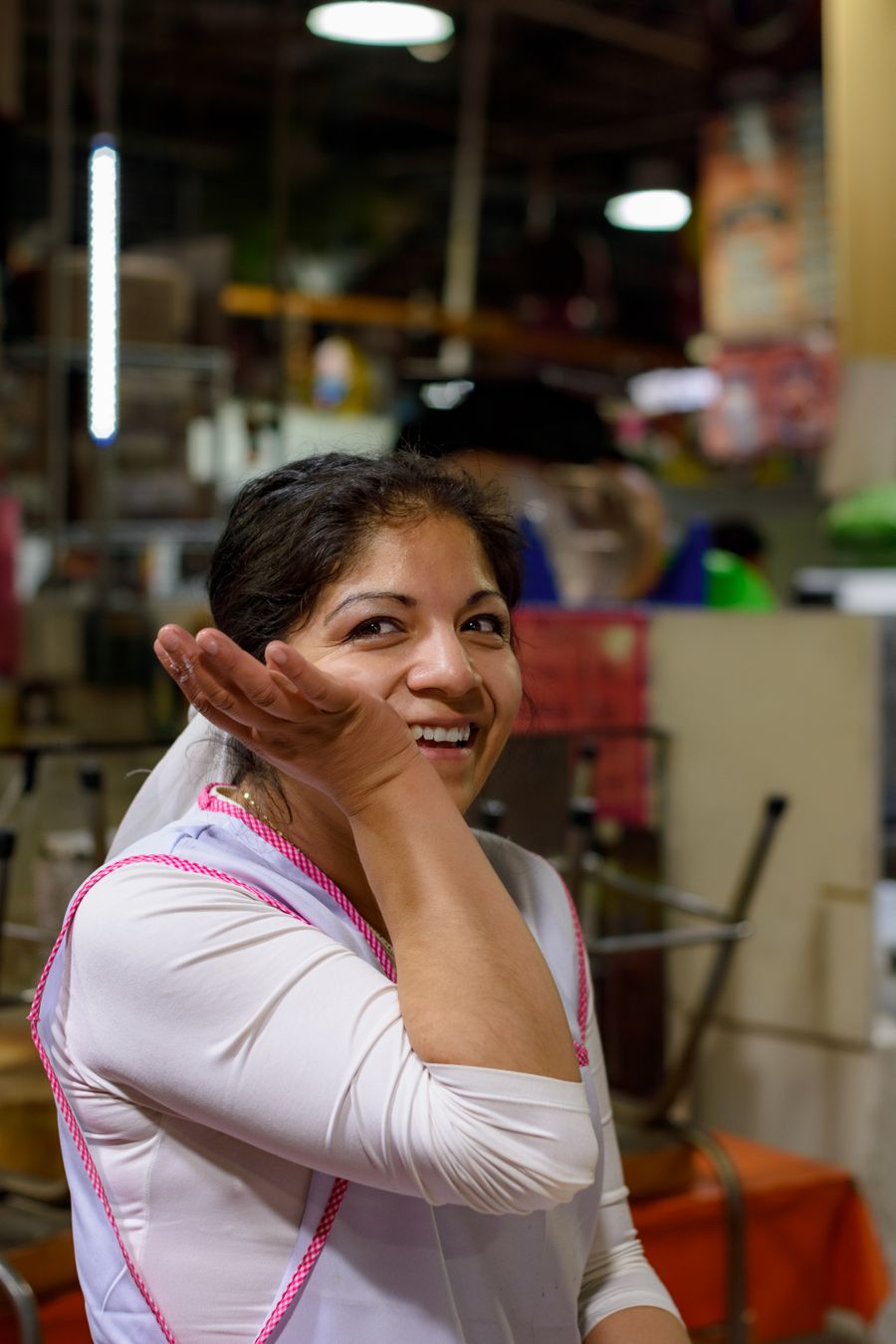 Comerciante sonriendo en el mercado
