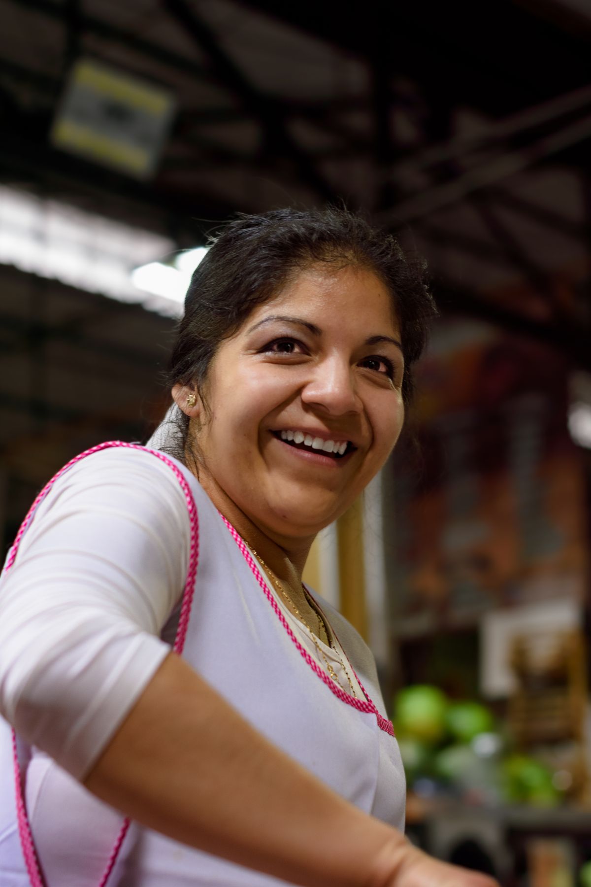 Comerciante sonriendo en su puesto