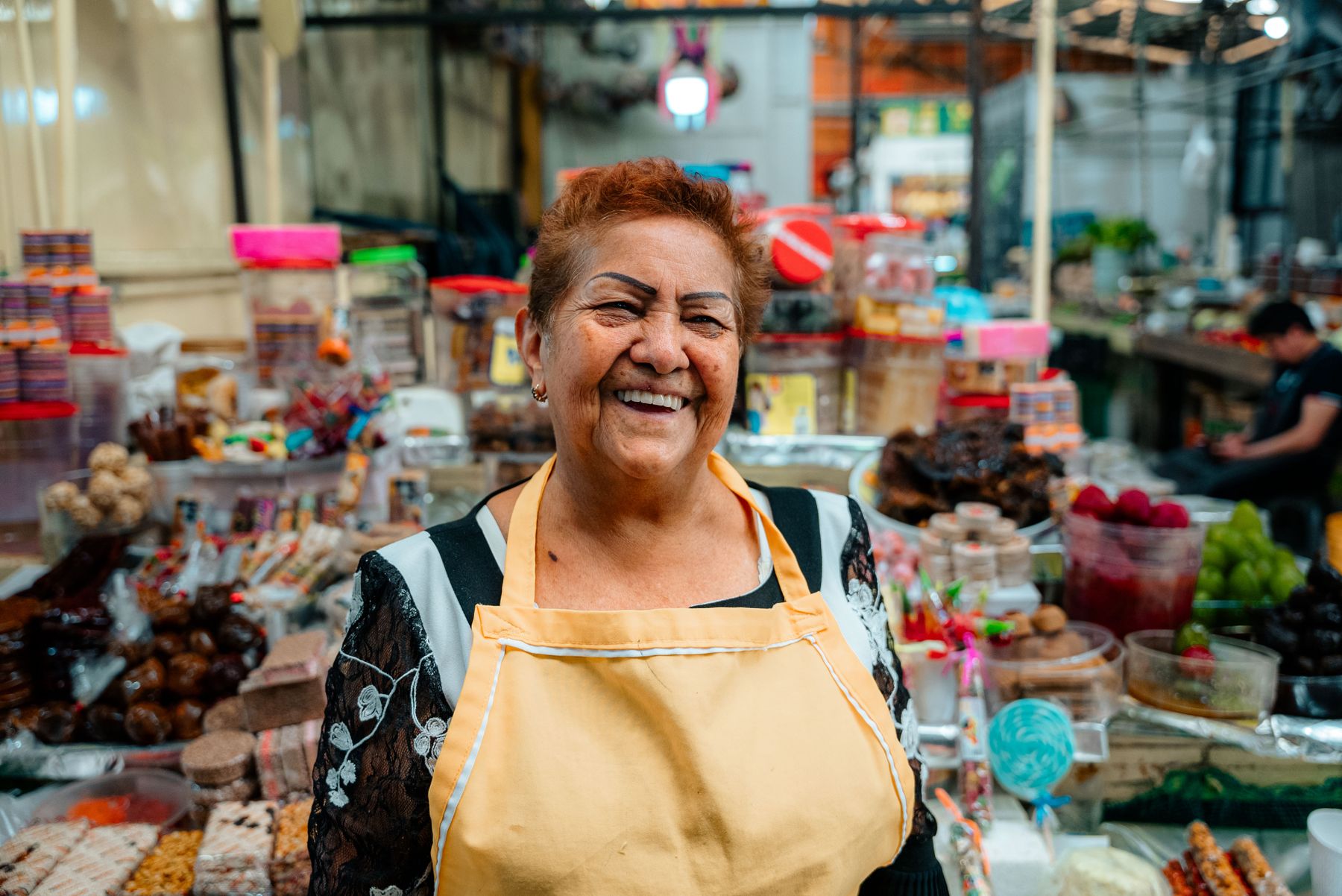 Comerciante sonriendo en su puesto del mercado