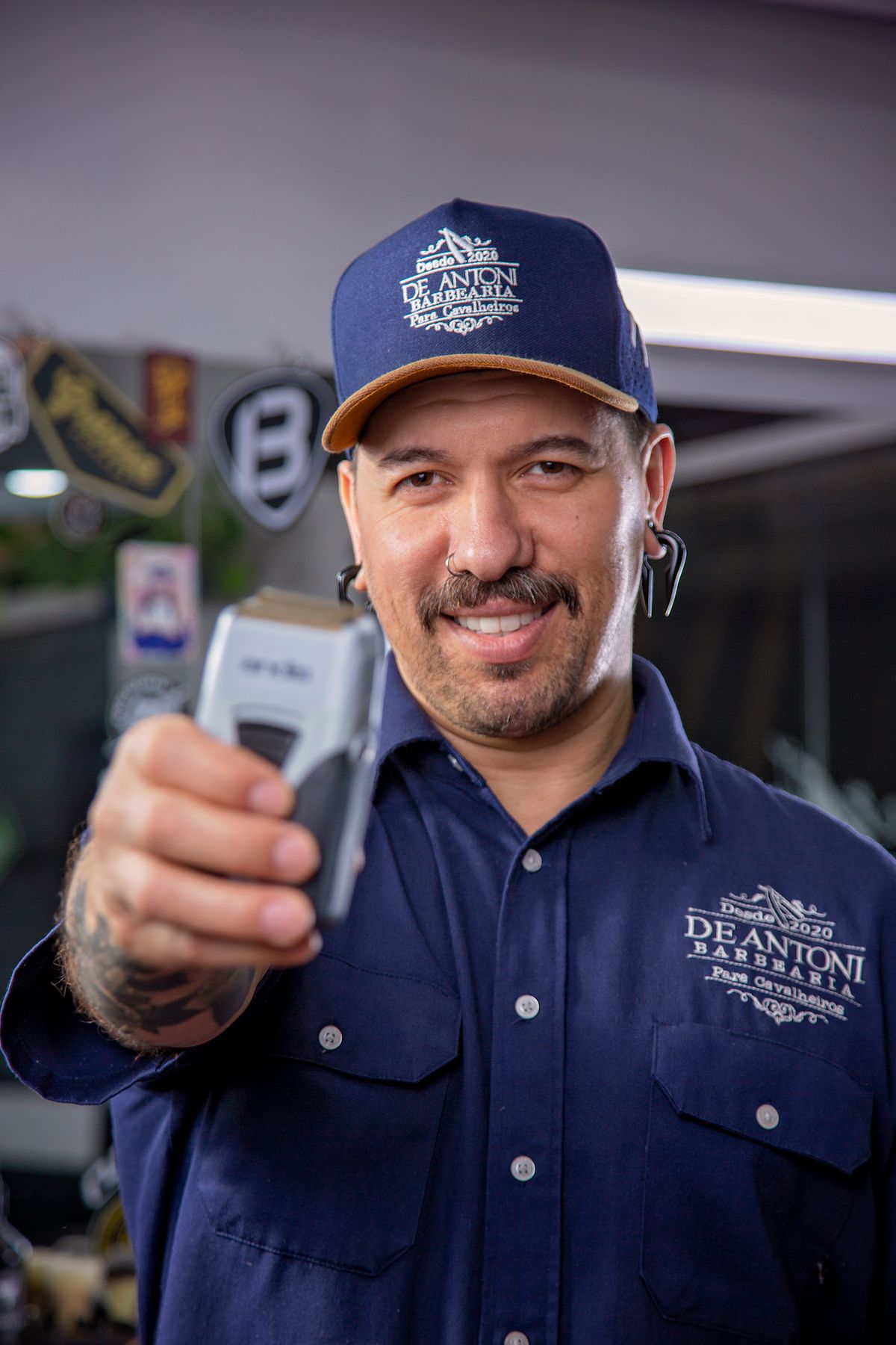 Comerciante sonriendo con su celular en la mano